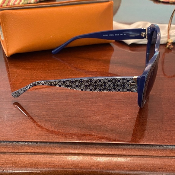 Stylish Blue and White Geometric Sunglasses - Picture 5 of 8